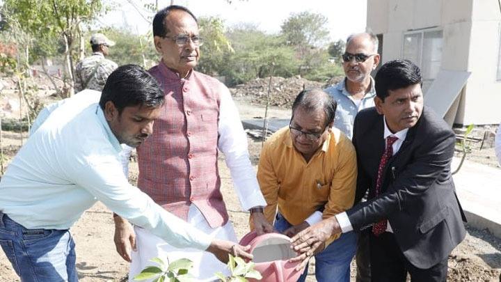 मुख्यमंत्री श्री चौहान ने स्मार्ट उद्यान में लगाए पौधे